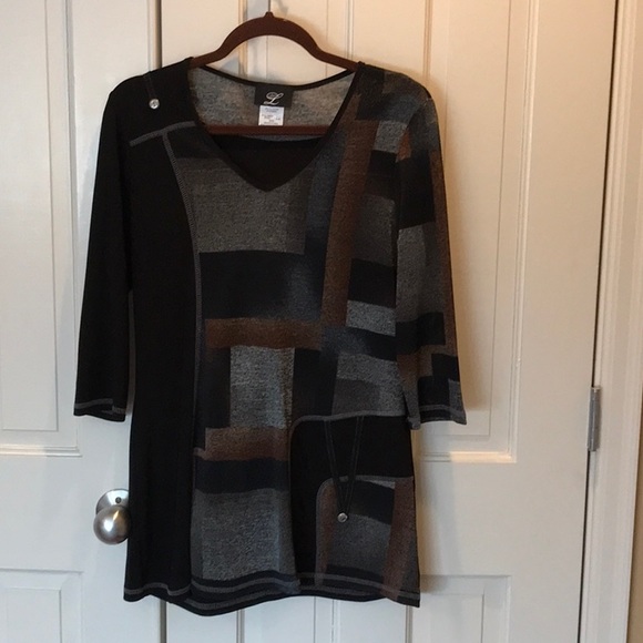 Tunic Style V-Neck Top with 3/4 sleeve.  Fun detail. - Picture 7 of 10